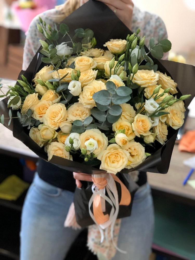 Букет цветов из: Розы и Лизиантусы в Богословке Пензенской области