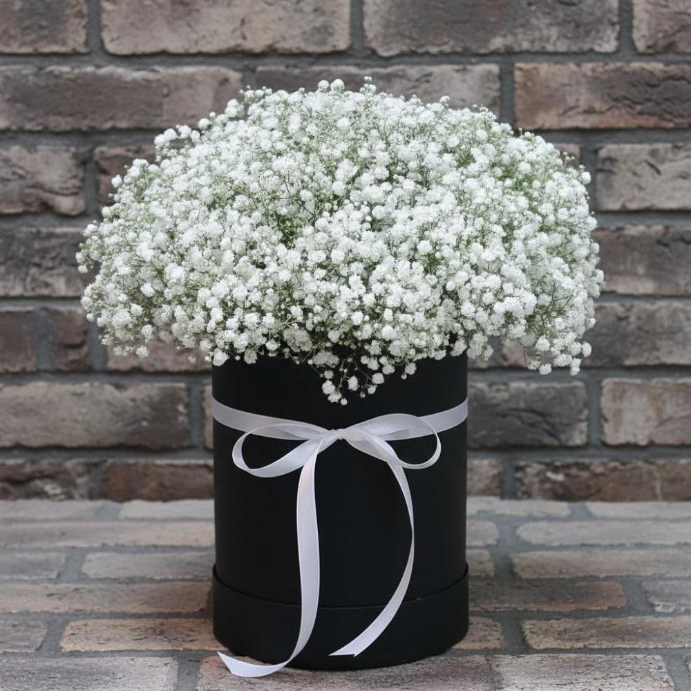 Цветочная композиция из Гипсофила в шляпной коробке в Богословке Пензенской области