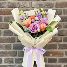 Букет цветов из:  Лизиантусы и Розы в Богословке Пензенской области