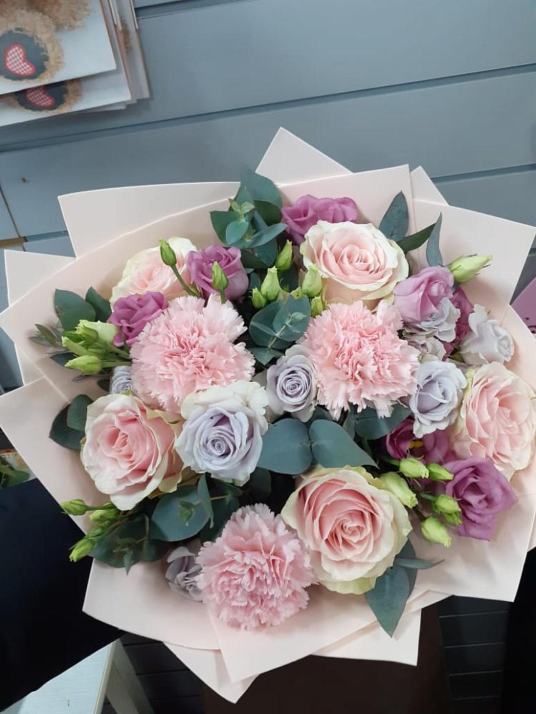 Букет цветов из: Розы, Гвоздики и Лизиантусы в Богословке Пензенской области